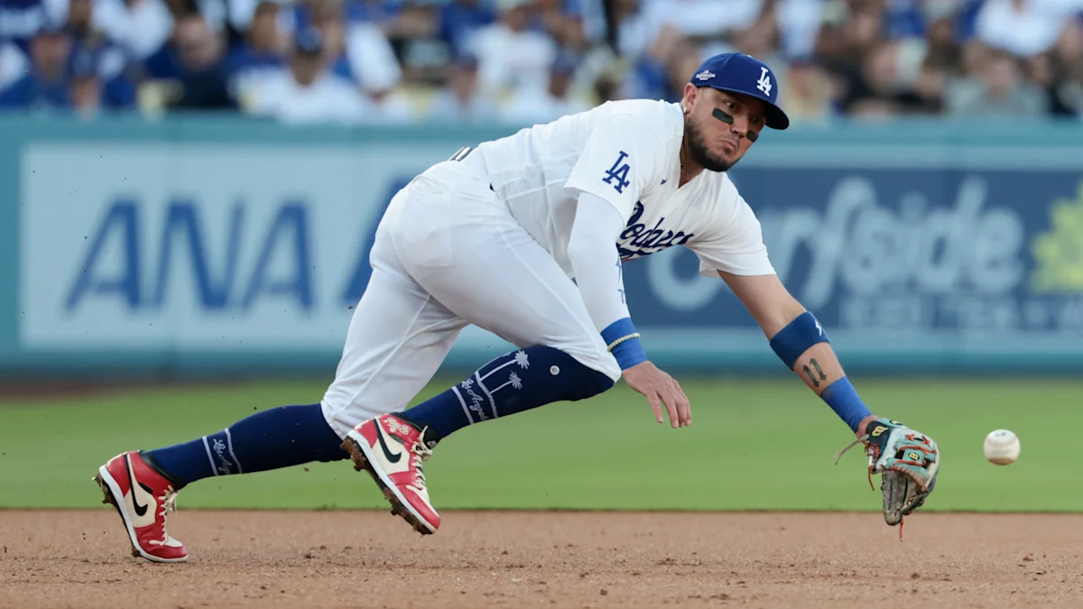 Dodgers veteran Miguel Rojas pulled before first at-bat in final game of 13-year career